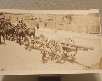 rppc Amerikaanse oom Sams militaire grote kanonnen w soldaten & paarden Texas grens ongestempeld