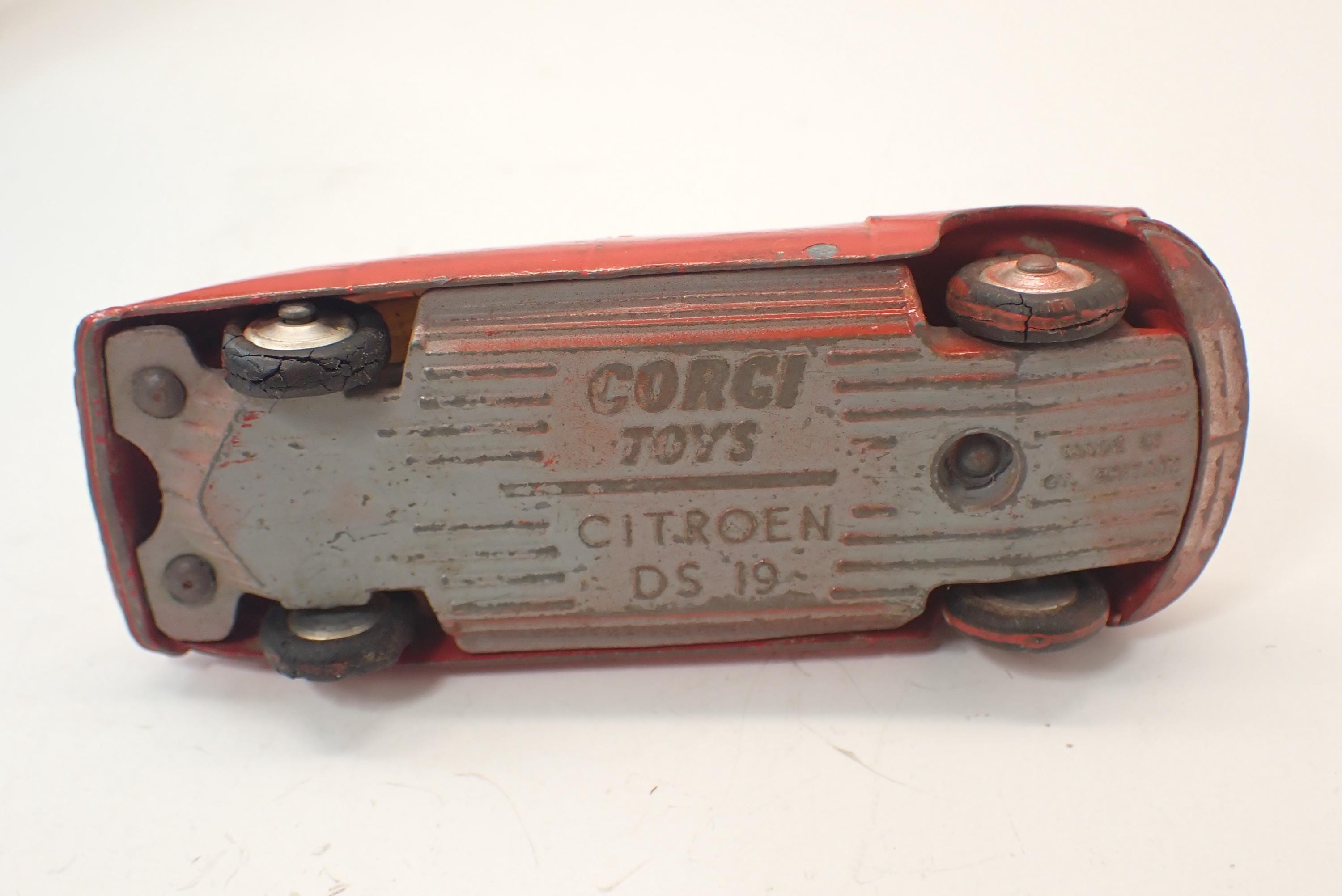 ヴィンテージ コーギー おもちゃ シトロエン ds 19 赤いおもちゃの金属
