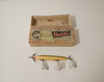 Leurre de pêche torpille vintage en bois de Heddon Dowagiac à 3 hameçons dans une boîte