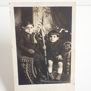 Carte postale vintage garçons avec fusil et drapeau Weirton Virginie-Occidentale Timbre 3 cents