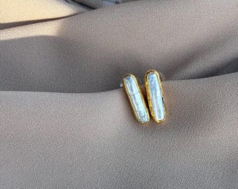 Natural Gum Pearl Gold Screw Earrings,Baroque Pearl Stud Earrings – Gold Plated Statement Earrings, Sculptural Design, Elegant Jewelry,
