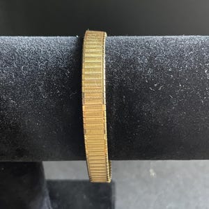 Vintage gold tone mesh segmented secure closing bracelet, vintage bracelt, vintage gold tone bracelet.
