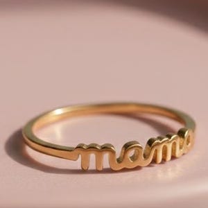 Anello con scritta "Mama" in argento sterling placcato oro 18 carati, gioiello minimalista e delicato.