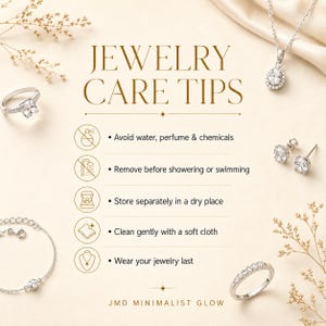 Puede incluir: Un gr&aacute;fico informativo titulado JEWELRY CARE TIPS con cinco iconos e instrucciones para evitar qu&iacute;micos, retirar antes del agua, almacenar por separado, limpiar con un pa&ntilde;o suave y usar al final. Rodeado de un collar, anillos y pulsera de plata.