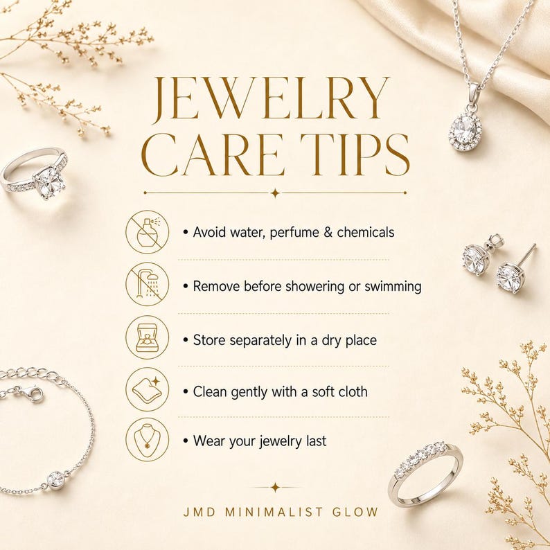 Puede incluir: Un gr&aacute;fico informativo titulado JEWELRY CARE TIPS con cinco iconos e instrucciones para evitar qu&iacute;micos, retirar antes del agua, almacenar por separado, limpiar con un pa&ntilde;o suave y usar al final. Rodeado de un collar, anillos y pulsera de plata.