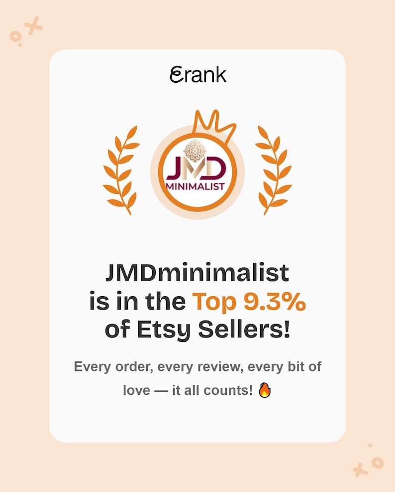 Puede incluir: Un gr&aacute;fico rectangular blanco con el texto Erank en la parte superior, un logotipo circular con las letras JMD y la palabra MINIMALIST, y dos ramas de laurel naranjas. Debajo, el texto dice JMDminimalist is in the Top 9.3% of Etsy Sellers! Every order, every review, every bit of love &mdash; it all counts! con un emoji de fuego.