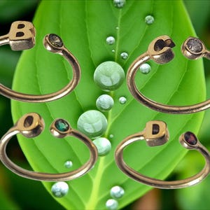 Anillo con letra de piedra de nacimiento personalizado para mamá: un regalo de cumpleaños considerado. Delicada joyería chapada en oro de JMD minimalista, un regalo para ella.