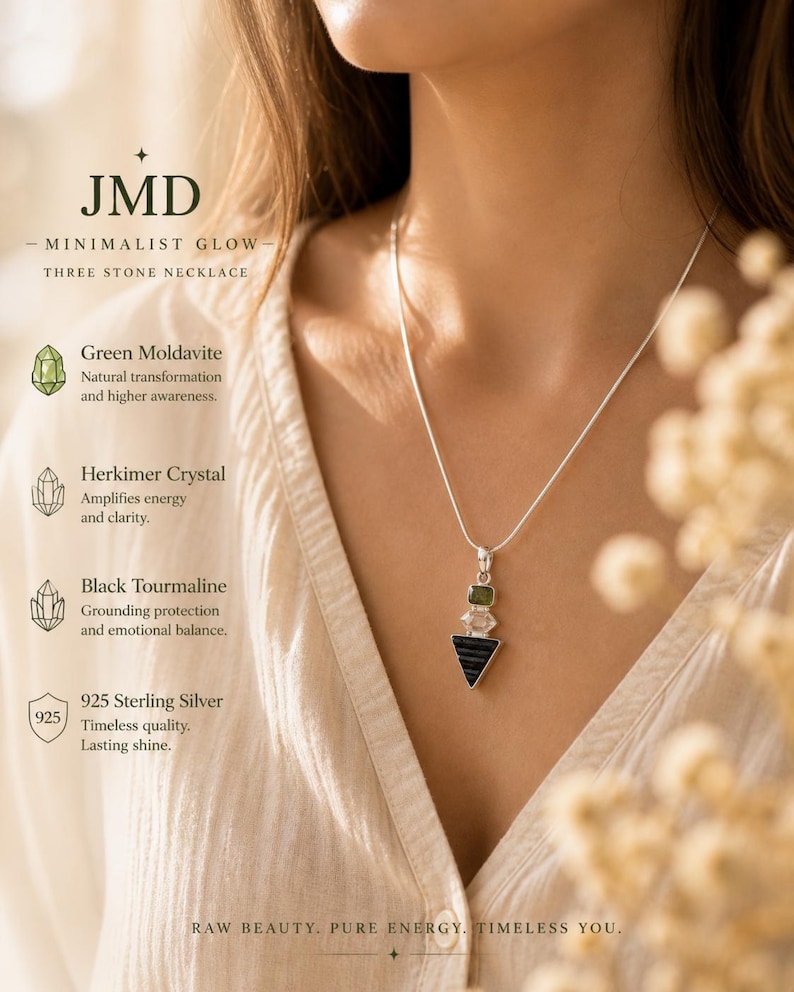 Puede incluir: Un collar de tres piedras con una moldavita verde, un cristal Herkimer transparente y un colgante triangular de turmalina negra en una cadena de plata. El texto incluye JMD, Minimalist Glow, Three Stone Necklace y descripciones de las piedras.