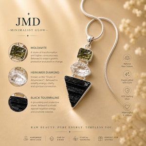 Puede incluir: Un collar de plata con un colgante vertical de tres piedras en bruto apiladas: una moldavita verde rectangular, un diamante Herkimer transparente facetado y una turmalina negra triangular. El texto JMD MINIMALIST GLOW es visible.