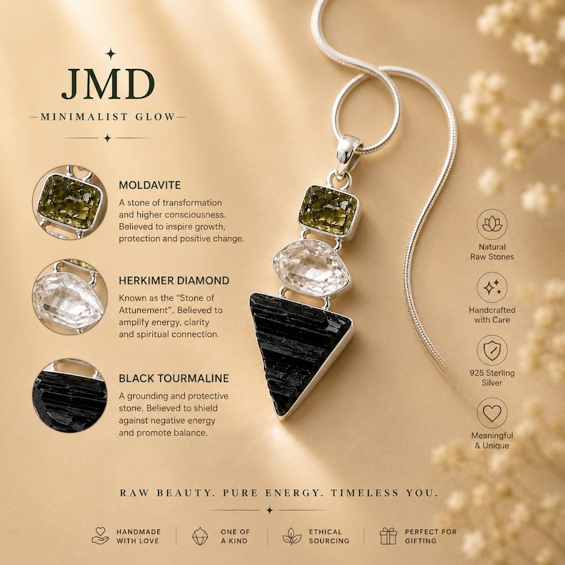 Puede incluir: Un collar de plata con un colgante vertical de tres piedras en bruto apiladas: una moldavita verde rectangular, un diamante Herkimer transparente facetado y una turmalina negra triangular. El texto JMD MINIMALIST GLOW es visible.
