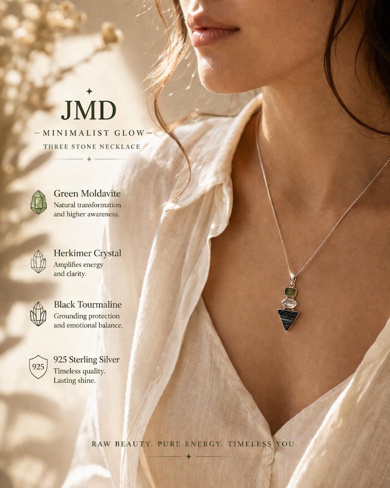Puede incluir: Un collar de plata con tres piedras apiladas verticalmente: una peque&ntilde;a moldavita verde, un cristal de Herkimer transparente y una turmalina negra triangular m&aacute;s grande. El colgante cuelga de una fina cadena de plata con texto visible.