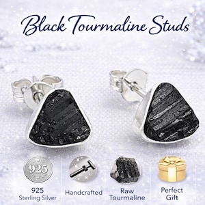 Peut inclure: Une paire de boucles d'oreilles à clous avec des pierres de tourmaline noire brute serties dans de l'argent sterling 925. Le texte Black Tourmaline Studs figure en haut, avec des icônes en dessous marquées 925 Sterling Silver, Handcrafted, Raw Tourmaline et Perfect Gift.