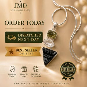 Puede incluir: Un collar de plata con un colgante de tres piedras apiladas: una piedra rectangular de color verde oliva, una piedra ovalada transparente y una gran piedra negra triangular. El texto JMD MINIMALIST GLOW, ORDER TODAY, DISPATCHED NEXT DAY, BEST SELLER ON ETSY y RAW BEAUTY. PURE ENERGY. TIMELESS YOU. es visible.