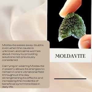 Puede incluir: Una piedra de moldavita verde oscuro en bruto con una superficie texturizada y picada. El texto en la imagen dice: Moldavite eases away doubts, even when the cause is unknown, and calms worries about money by providing solutions not previously considered.