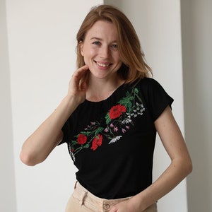 刺繍入り黒のヴィシヴァンカ T シャツ、花柄のレディース ヴィシヴァンカ、ウクライナの服、妻への刺繍入りトップスのギフト