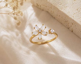 Anillo delicado con forma de flor en acero inoxidable: elegancia atemporal.