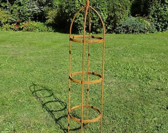 Rustieke metalen tuinobelisk, plantensteun, natuurlijk roest