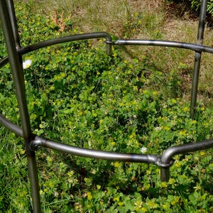 Stalen tuinsteun, metalen obelisk, 2 maten planten- en bloemenstandaard, zwart gelakt metaal, In 2 delen, metalen latwerk roestkleurig frame Raw metal Large 85cm