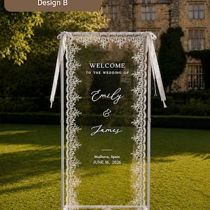 Puede incluir: Un letrero de bienvenida de boda rectangular de acr&iacute;lico transparente que mide 75 x 165 cm, enmarcado en blanco con borde de encaje blanco. El letrero presenta el texto: WELCOME TO THE WEDDING OF Emily & James Mallorca, Spain JUNE 18, 2026.