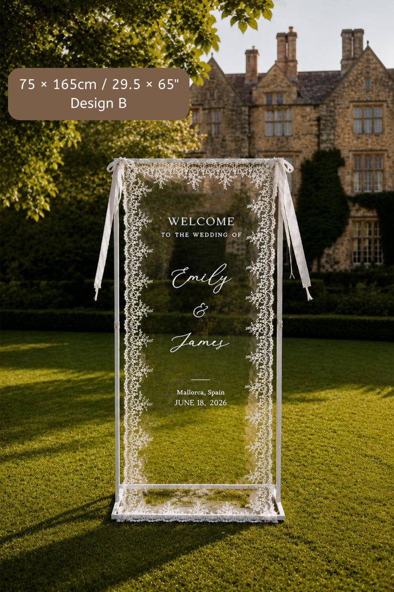 Puede incluir: Un letrero de bienvenida de boda rectangular de acr&iacute;lico transparente que mide 75 x 165 cm, enmarcado en blanco con borde de encaje blanco. El letrero presenta el texto: WELCOME TO THE WEDDING OF Emily & James Mallorca, Spain JUNE 18, 2026.