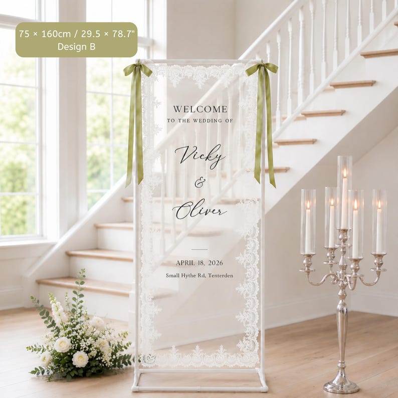Puede incluir: Un letrero de bienvenida de boda rectangular de 75 por 160 cm, con un marco blanco, un panel transparente con bordes de encaje blanco y cintas de color verde oliva. El texto dice: WELCOME TO THE WEDDING OF Vicky & Oliver APRIL 18, 2026.