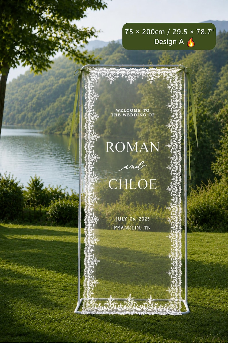 Puede incluir: Un letrero de bienvenida de boda rectangular de 75 x 200 cm, con un borde de encaje blanco sobre un panel transparente. El texto dice: WELCOME TO THE WEDDING OF ROMAN and CHLOE JULY 06, 2025 FRANKLIN, TN. Est&aacute; montado sobre un marco de metal.