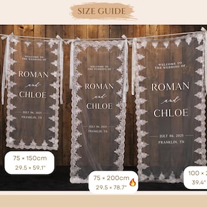 Puede incluir: Tres letreros de boda de tela blanca transparente con bordes de encaje, colgados de una cuerda. El texto dice: Welcome to the wedding of Roman and Chloe, July 06, 2025, Franklin, TN. Dimensiones: 75 x 150 cm, 75 x 200 cm y 100 x 200 cm.
