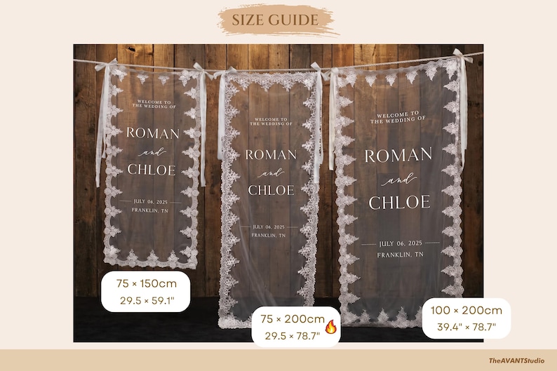 Puede incluir: Tres letreros de boda de tela blanca transparente con bordes de encaje, colgados de una cuerda. El texto dice: Welcome to the wedding of Roman and Chloe, July 06, 2025, Franklin, TN. Dimensiones: 75 x 150 cm, 75 x 200 cm y 100 x 200 cm.