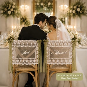 Puede incluir: Dos sillas de madera con fundas de encaje blanco que llevan el texto Just Married en letra cursiva blanca. Cada funda mide 40 x 30 cm y est&aacute; asegurada con cintas de color verde oliva atadas en las esquinas superiores de los respaldos.