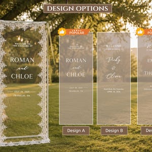 Puede incluir: Un letrero de bienvenida para bodas alto, rectangular y de acr&iacute;lico transparente con borde de encaje blanco y cintas verdes en la parte superior. El letrero muestra el texto 'WELCOME TO THE WEDDING OF ROMAN AND CHLOE' con la fecha y el lugar.