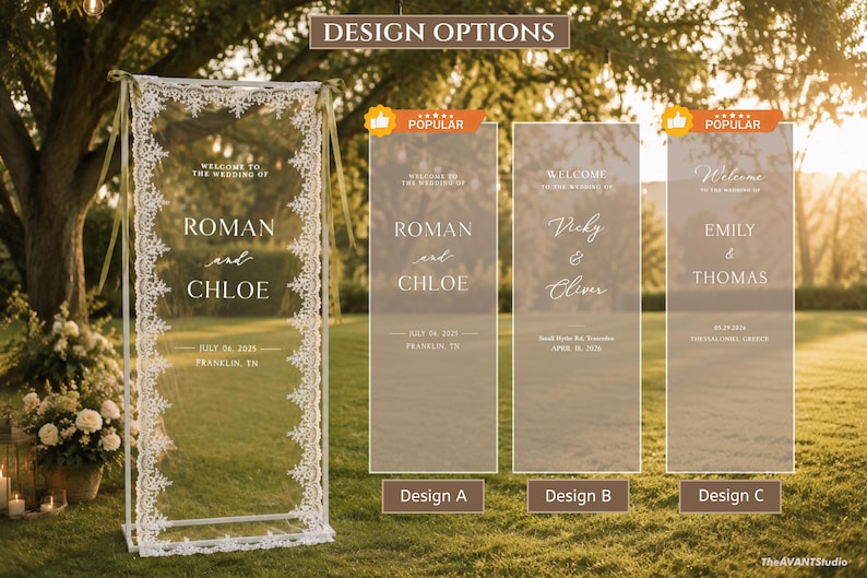 Puede incluir: Un letrero de bienvenida para bodas alto, rectangular y de acr&iacute;lico transparente con borde de encaje blanco y cintas verdes en la parte superior. El letrero muestra el texto 'WELCOME TO THE WEDDING OF ROMAN AND CHLOE' con la fecha y el lugar.