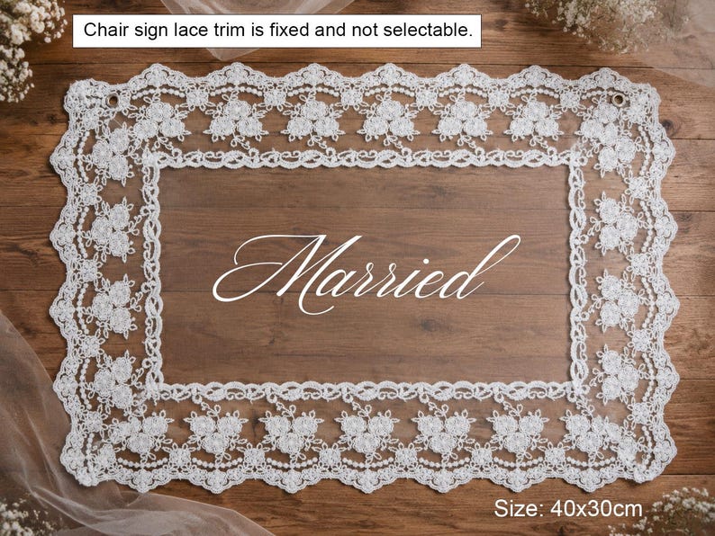 Puede incluir: Un letrero rectangular de encaje blanco de 40x30 cm con un patr&oacute;n floral y la palabra Married en letra cursiva blanca. El texto Chair sign lace trim is fixed and not selectable es visible en la parte superior.