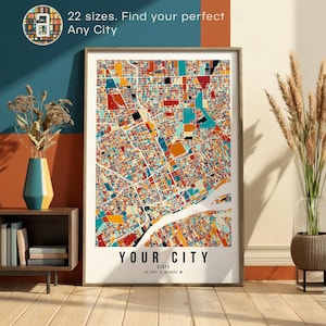 Könnte beinhalten: Gerahmter Kunstdruck einer Stadtkarte mit einem farbenfrohen, abstrakten Design. Die Karte zeigt eine lebendige Mischung aus Orange-, Türkis- und Gelbtönen. Der Text "YOUR CITY" wird unten mit Koordinaten darunter angezeigt. Oben links steht "22 Größen. Finden Sie Ihre perfekte Passform. Jede Stadt."