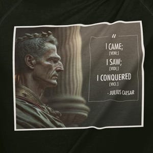 Puede incluir: Una imagen en blanco y negro de un busto de Julio César con la cita "Vine; vi; vencí" en texto blanco sobre un fondo oscuro.