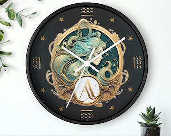 Puede incluir: Un reloj de pared redondo con marco negro. La esfera del reloj presenta una ilustración turquesa y dorada de una mujer con cabello largo y fluido, rodeada de estrellas y símbolos del zodiaco. Las manecillas del reloj son blancas.