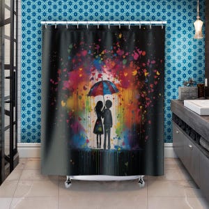 Puede incluir: Una cortina de ducha con una pintura abstracta colorida de dos personas de pie bajo un paraguas arcoíris. El fondo es negro con un efecto acuarela.