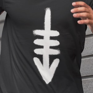 K&ouml;nnte beinhalten: Schwarzes T-Shirt mit einem wei&szlig;en Grafikdruck eines stilisierten Pfeils, der nach unten zeigt.