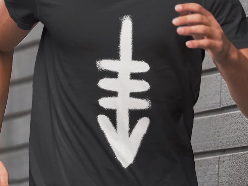 K&ouml;nnte beinhalten: Schwarzes T-Shirt mit einem wei&szlig;en Grafikdruck eines stilisierten Pfeils, der nach unten zeigt.