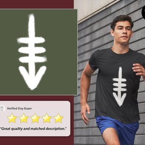 K&ouml;nnte beinhalten: Ein schwarzes T-Shirt mit einer wei&szlig;en Grafik einer stilisierten nach unten zeigenden Pfeils. Der Pfeil besteht aus drei horizontalen Linien und einer spitzen Spitze. Die Grafik ist mittig auf dem Shirt platziert.