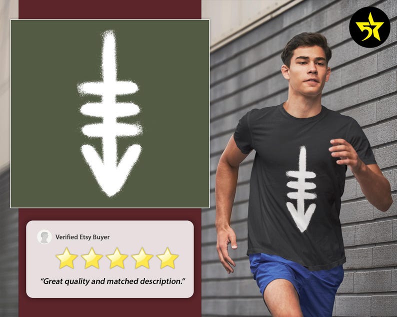 K&ouml;nnte beinhalten: Ein schwarzes T-Shirt mit einer wei&szlig;en Grafik einer stilisierten nach unten zeigenden Pfeils. Der Pfeil besteht aus drei horizontalen Linien und einer spitzen Spitze. Die Grafik ist mittig auf dem Shirt platziert.