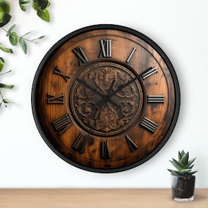 Puede incluir: Un reloj redondo de madera con números romanos y un diseño tallado detallado en el centro. El reloj tiene un marco negro y un acabado de madera marrón oscuro.