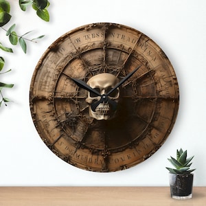 Könnte beinhalten: Eine runde Holzuhr mit einem Totenkopf in der Mitte. Das Zifferblatt der Uhr ist mit einem Vintage-Design und den Worten "DRY COVE IS TE OU RO" und "OW TEESS NTRAD DUINX" verziert.
