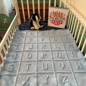 Manta de bebé azul con el alfabeto: regalo de baby shower hecho a mano