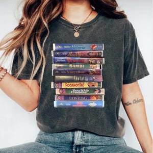 Cintas VHS apiladas de películas clásicas de Disney, camiseta estampada Comfort Colors, películas de los 90, sudadera millennial, El Rey León, La Sirenita, etc.