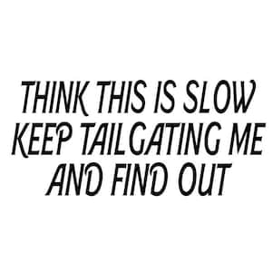 Naklejka Think This Is Slow - Keep Tailgating Me And Find Out - Wiele kolorów i rozmiarów - Okno - Kamper - Samochód kempingowy - Samochód kempingowy - Zabawny kierowca - Naklejka