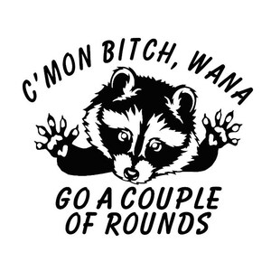 以下が含まれることがあります： 「C'mon Bitch, Wanna Go a Couple of Rounds」のテキストが入った、アライグマの白黒グラフィック。アライグマは中央に配置され、手足を広げ、テキストがその周りにアーチ状に配置されています。