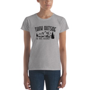 Think Outside - No Box Needed - T-shirt a maniche corte da donna - Camper divertente - Campeggio - All'aperto - Umoristico - Personalizzato