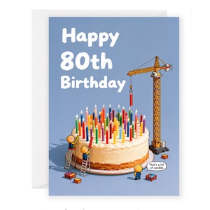 Pode incluir: Cartão de aniversário com fundo azul e o texto "Happy 80th Birthday". O cartão apresenta uma ilustração de desenho animado de um bolo com muitas velas acesas, um guindaste e pequenas figuras. O texto "That's a lot of candles" também está presente.