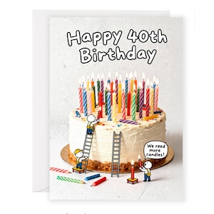 Pode incluir: Cartão de aniversário com um bolo branco coberto de velas coloridas. O cartão diz "Happy 40th Birthday" e apresenta figuras de desenhos animados adicionando velas. Um balão de fala diz "We reed more candles!"