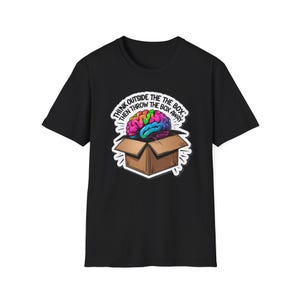 Maglietta Think Outside the Box, maglietta unisex Softstyle, regalo creativo, maglietta con design del cervello, abbigliamento con citazione divertente, maglietta con grafica unica
